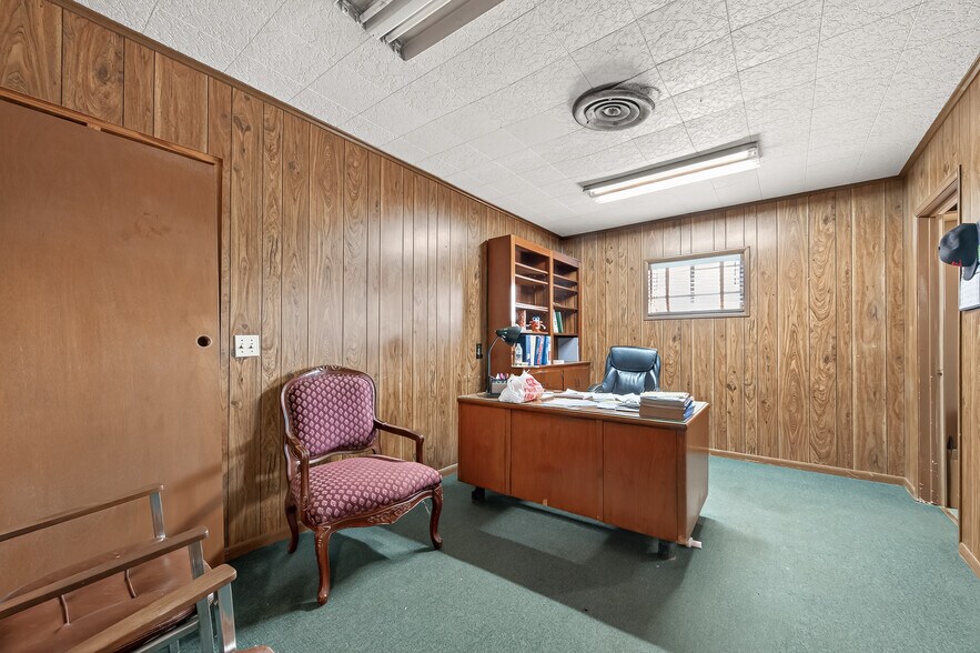 More Photos Of 917 E Main St, Eagle Lake Service Station For Sale