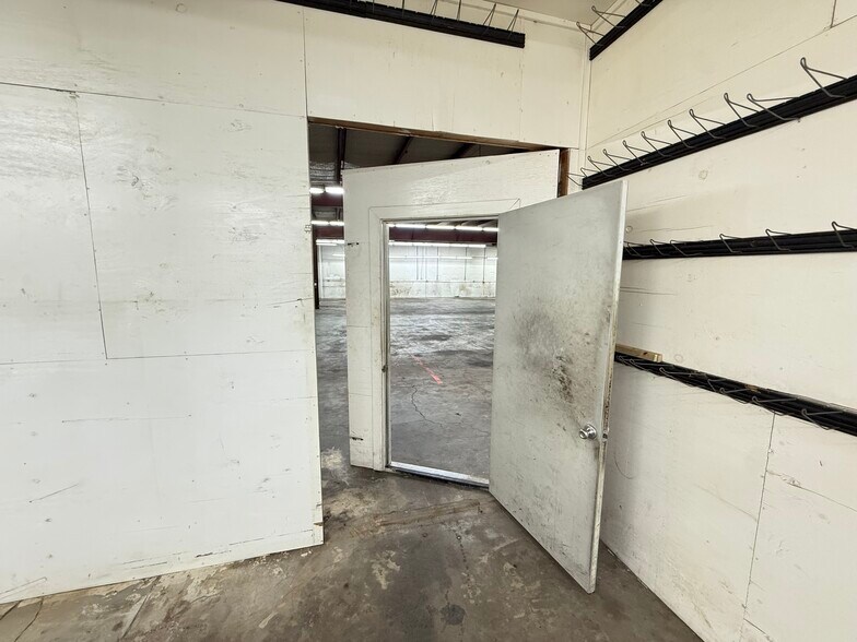 More Photos Of 11104 N Lamar Blvd, Austin Showroom For Lease