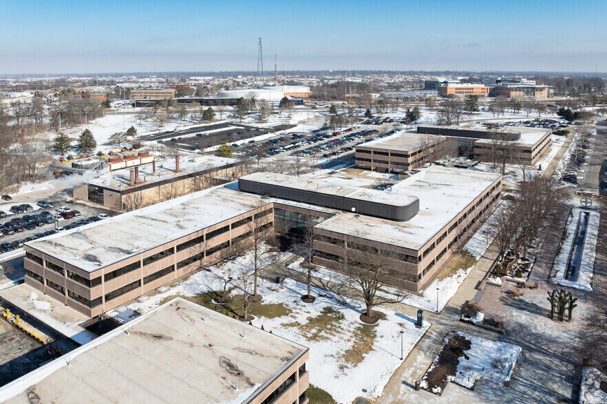 More Photos Of 800 N Lindbergh Blvd, Creve Coeur Research And Development For Lease