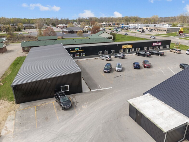 More Photos Of 1186 N Shawano St, New London General Retail For Lease