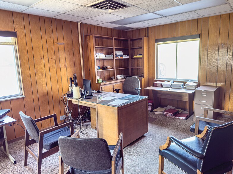 More Photos Of 3154 Depot st, Wawaka Office For Sale