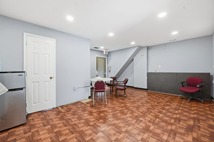 More Photos Of 9510 Lanham Severn Rd, Lanham Office For Sale