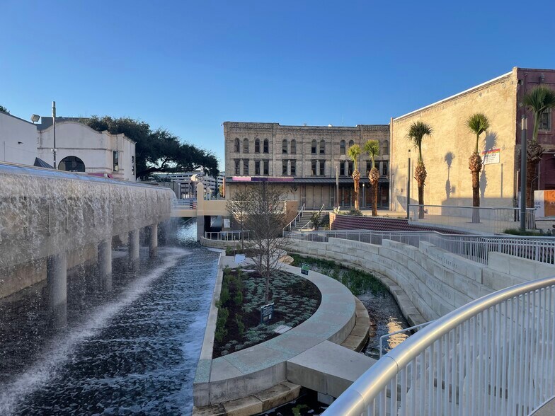 More Photos Of 345 W Commerce St, San Antonio Storefront Retail Office For Sale