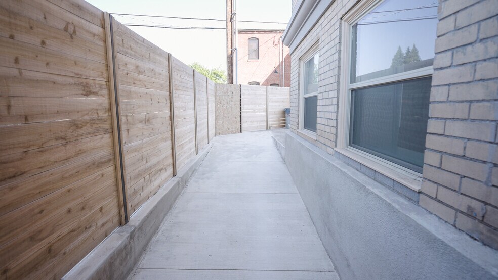 More Photos Of 550 N 1st St, Woodburn Office For Sale