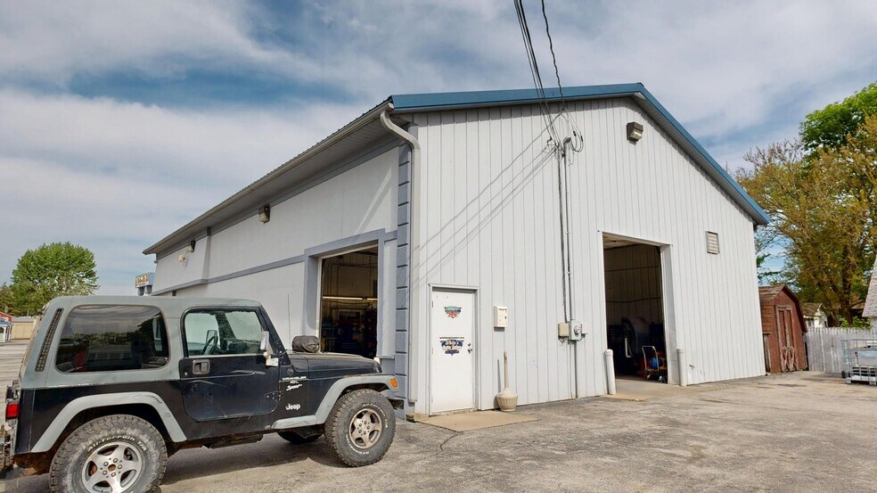More Photos Of 1105 N McKinley Ave, Rensselaer Auto Dealership For Sale