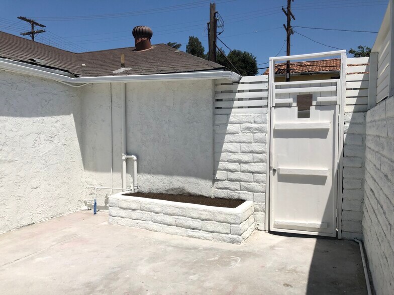 More Photos Of 11659 Riverside Dr, North Hollywood Storefront For Sale