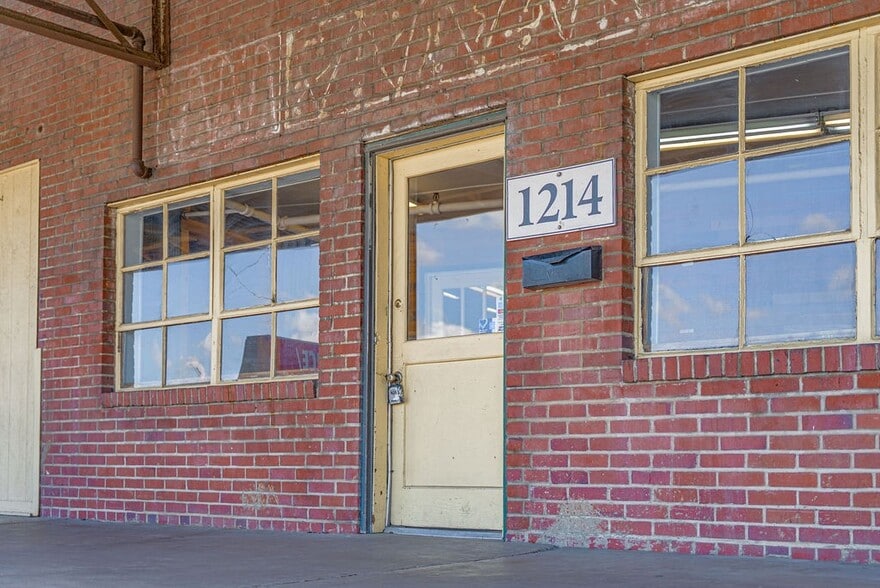 More Photos Of 1214 College St, Clarksville Warehouse For Lease