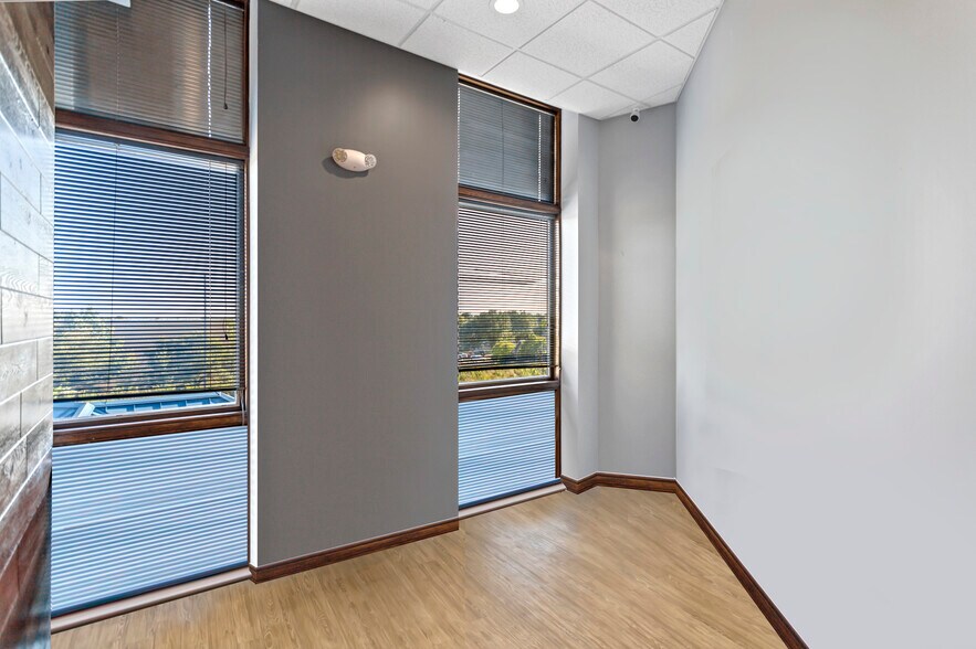 More Photos Of 1000 Randall Rd, Geneva Medical For Lease