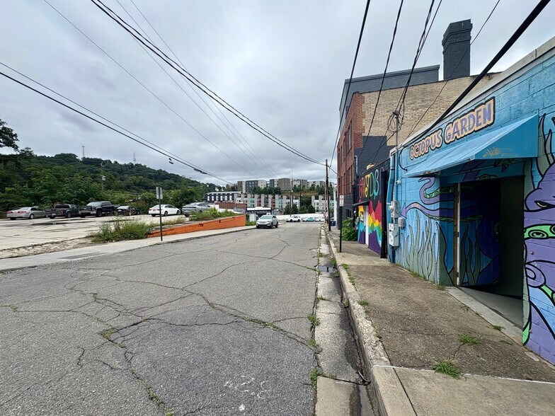 More Photos Of 188 Coxe Ave, Asheville Showroom For Lease