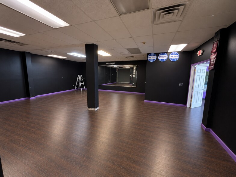 More Photos Of 1 Queen Anne Rd, Bogota Storefront Retail Residential For Lease