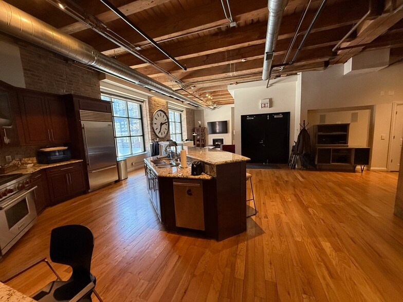 More Photos Of 106 N Aberdeen St, Chicago Office Residential For Sale