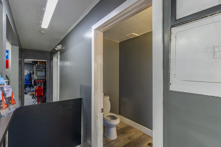 More Photos Of 5397 NE 14th Ave, Fort Lauderdale Service For Sale