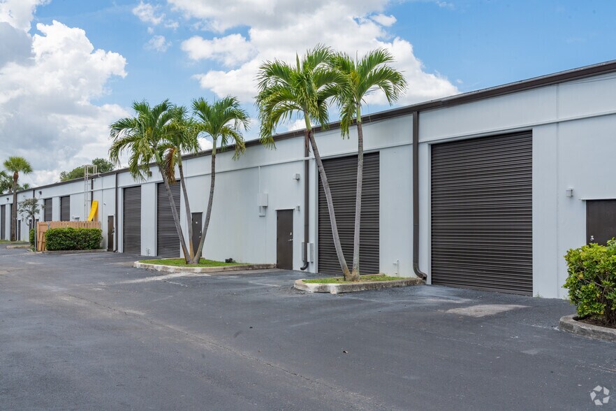 More Photos Of 6555 Powerline Rd, Fort Lauderdale Unknown For Lease