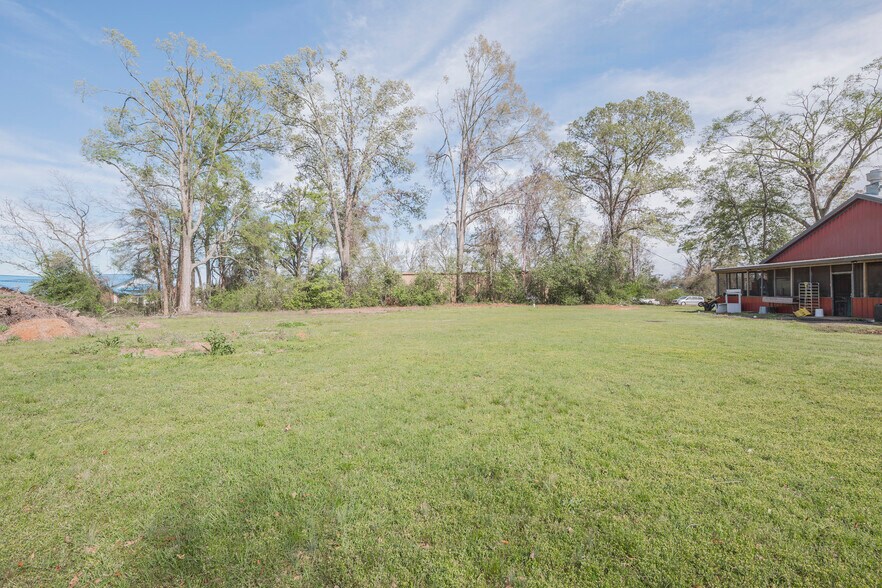 More Photos Of 147 US-80 Hwy, Calhoun General Retail For Sale