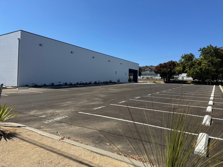 More Photos Of 1350 E Thompson Blvd, Ventura General Retail For Lease
