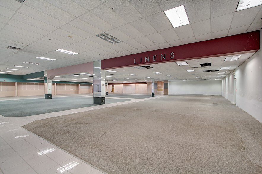 More Photos Of 8615-8665 W Brown Deer Rd, Milwaukee General Retail For Lease