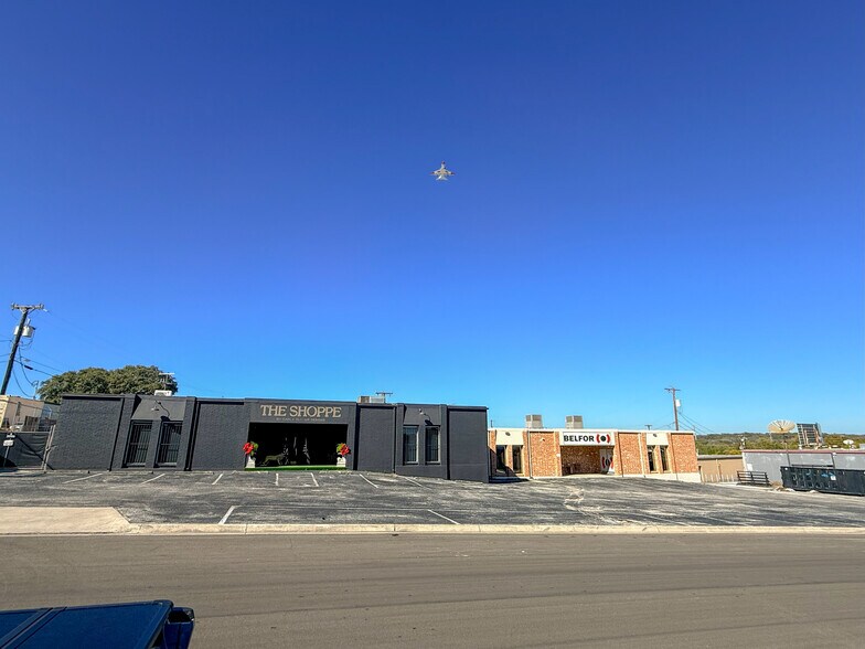 More Photos Of 12131-12137 Valliant St, San Antonio Showroom For Sale