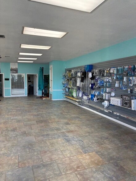 More Photos Of 3480 Gulf Breeze Pky, Gulf Breeze General Retail For Sale
