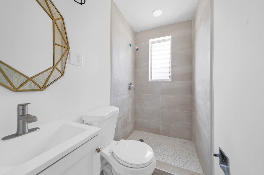 More Photos Of 1943-1947 Buchanan St, Hollywood Apartments For Sale