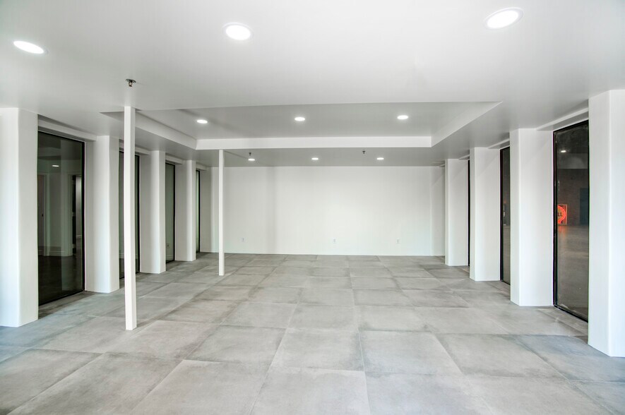 More Photos Of 7740 E Evans Rd, Scottsdale Showroom For Sale