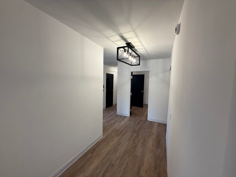 More Photos Of 522 W 8th St, Anderson Office For Lease