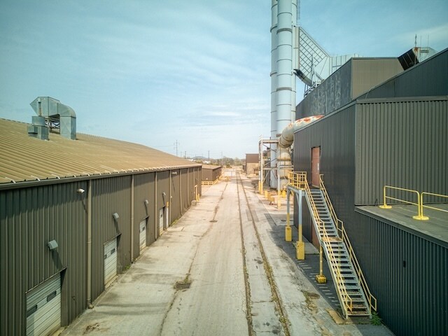 More Photos Of 134 Waupaca Dr, Etowah Manufacturing For Sale