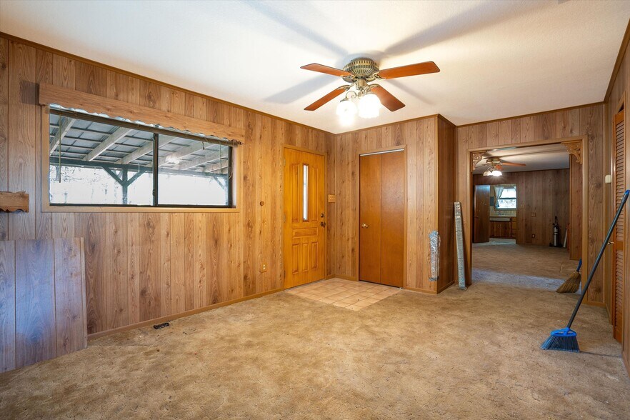 More Photos Of 22 Chaparral Dr, Fredericksburg Storefront Retail Office For Sale