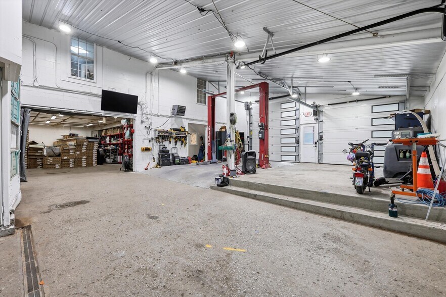 More Photos Of 7511 Leavenworth Rd, Kansas City Auto Repair For Sale