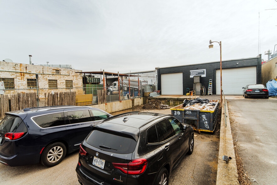 More Photos Of 1819 Gilford Ave, New Hyde Park Warehouse For Lease