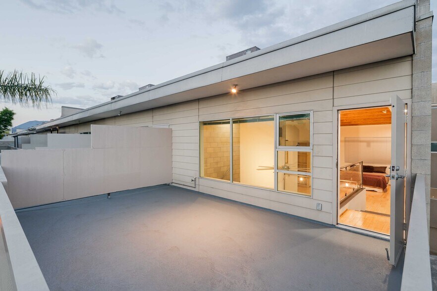 More Photos Of 717 N Highland Ave, Los Angeles Flex For Sale