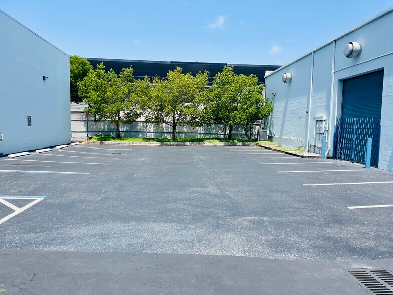 More Photos Of 1120-1140 NW 54th St, Fort Lauderdale Warehouse For Lease