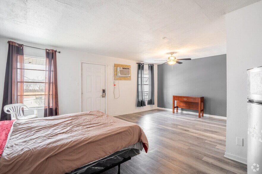 More Photos Of 8700 Gulf Fwy, Houston Hotel For Sale