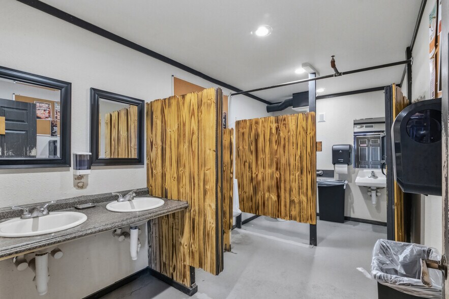 More Photos Of 10-14 W Illiana St, Orlando Warehouse For Sale