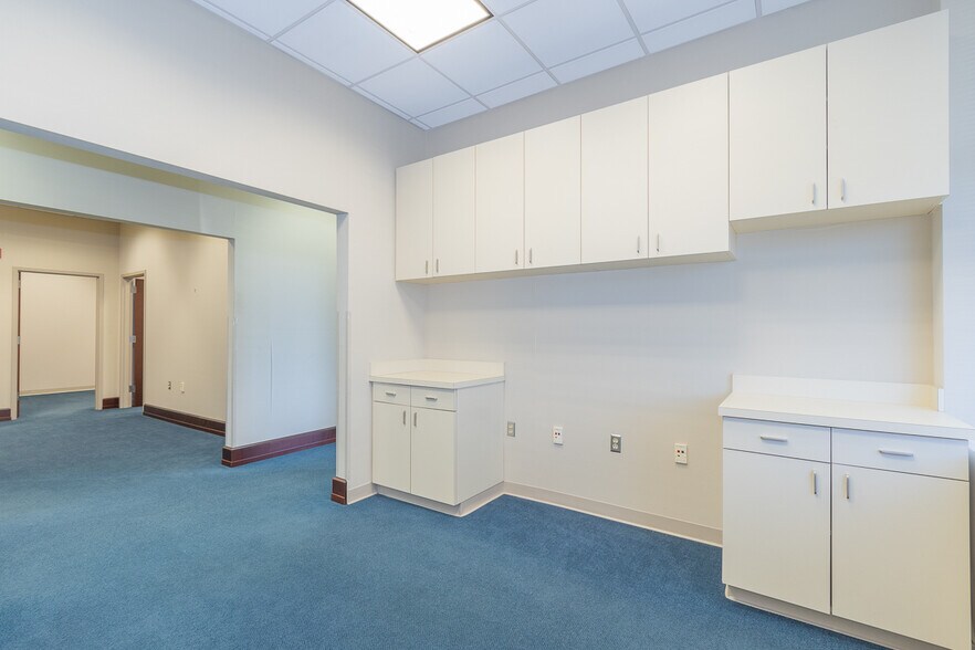 More Photos Of 129 N Main St, Anderson Office For Lease