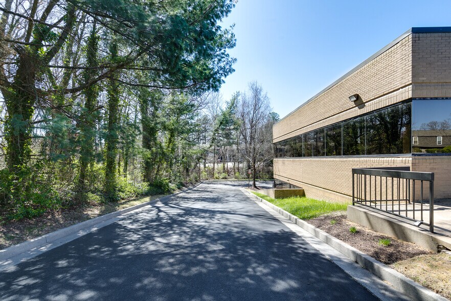 More Photos Of 8917 Fargo Rd, Richmond Office For Lease