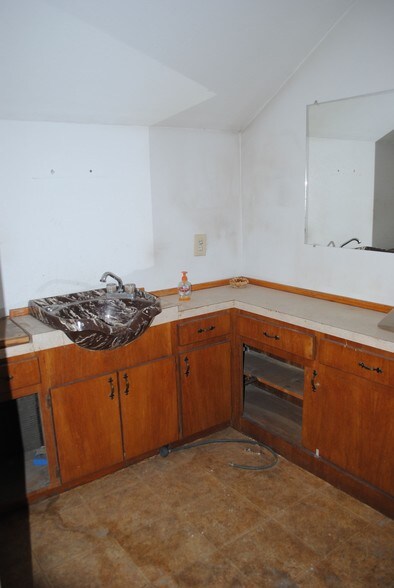 More Photos Of 223-227 S Main St, Wagoner Warehouse For Sale