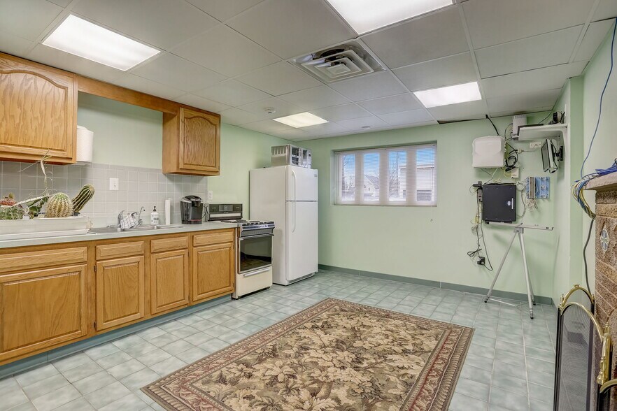 More Photos Of 329 Otter St, Bristol Flex For Lease