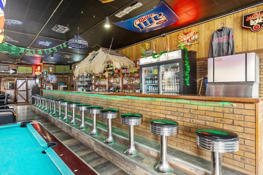More Photos Of 1034 8th St, Onawa Bar For Sale
