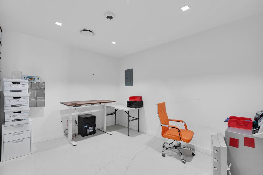 More Photos Of 132 Duval St, Key West Restaurant For Lease