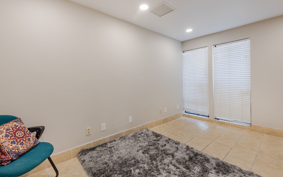 More Photos Of 12734 Kenwood Ln, Fort Myers Medical For Lease