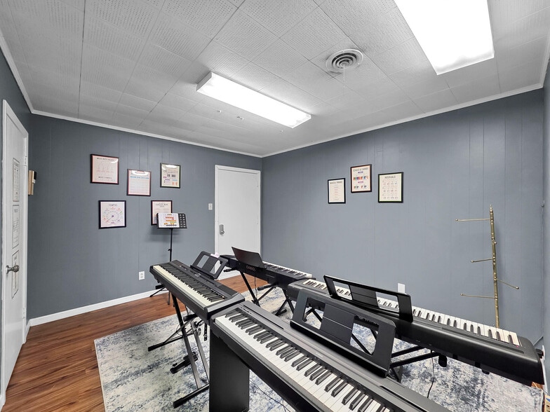 More Photos Of 617 Main St, Liberty Storefront Retail Office For Sale