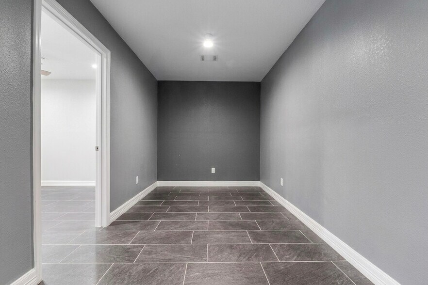 More Photos Of 902 Waco St, Dayton Office For Sale