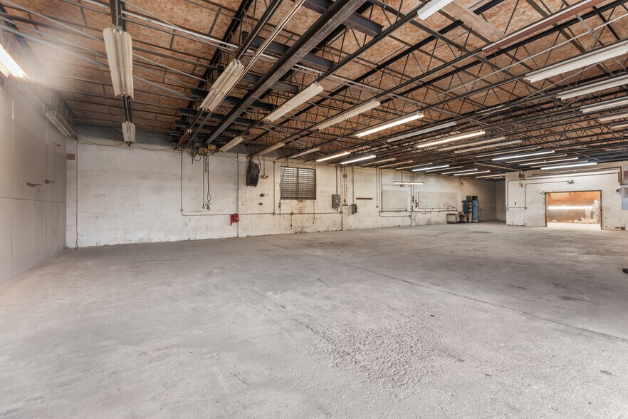 More Photos Of 4451 8th Ave S, Saint Petersburg Manufacturing For Lease