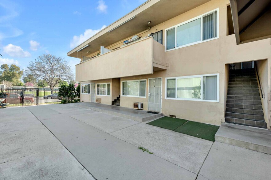 More Photos Of 17944 Schoenborn St, Northridge Apartments For Sale