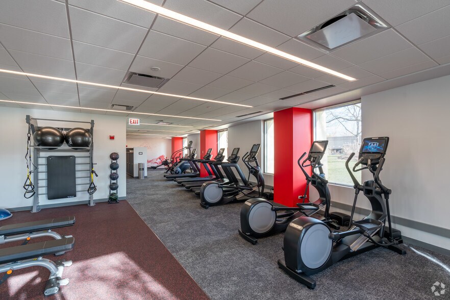 More Photos Of 475-485 Half Day Rd, Lincolnshire Unknown For Lease