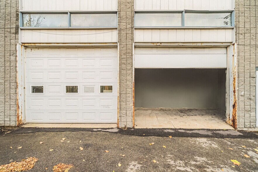 More Photos Of 4811-4819 Boul Saint-Charles, Montréal General Retail For Lease