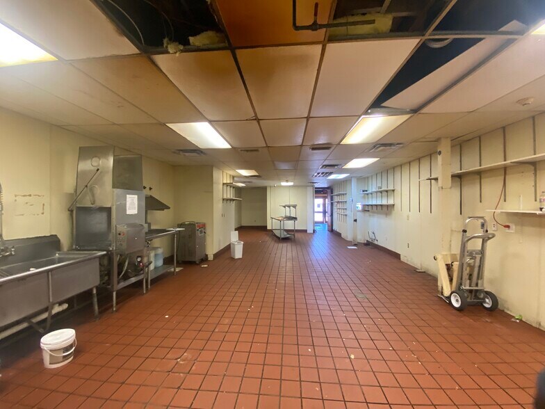 More Photos Of 3504 Highway 365, Nederland General Retail For Lease