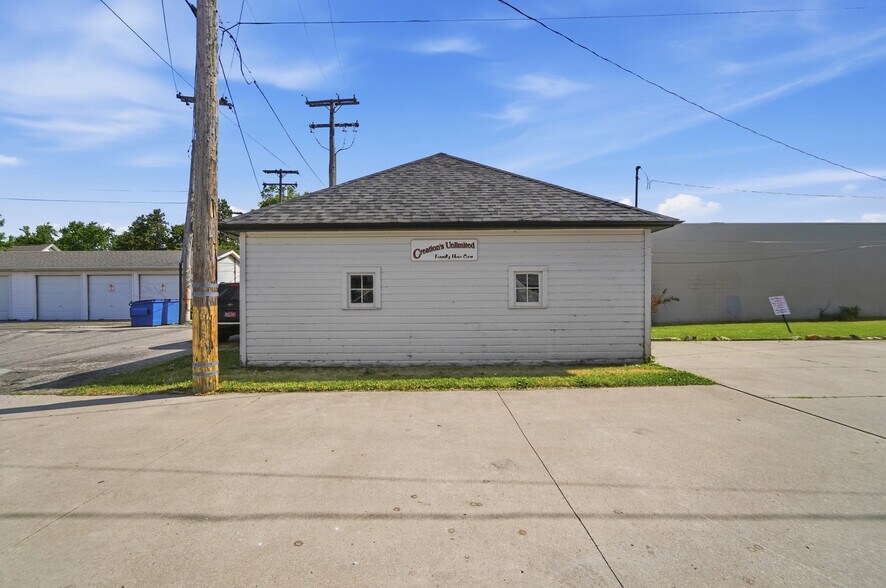 More Photos Of 828 S Monroe St, Monroe Freestanding For Sale