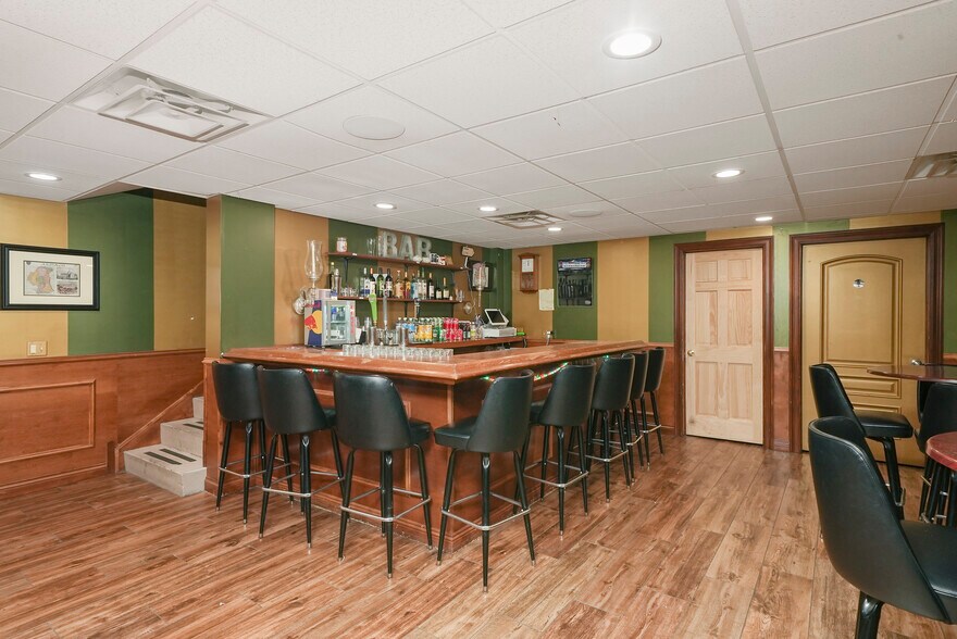 More Photos Of 10618 S Western Ave, Chicago Bar For Sale