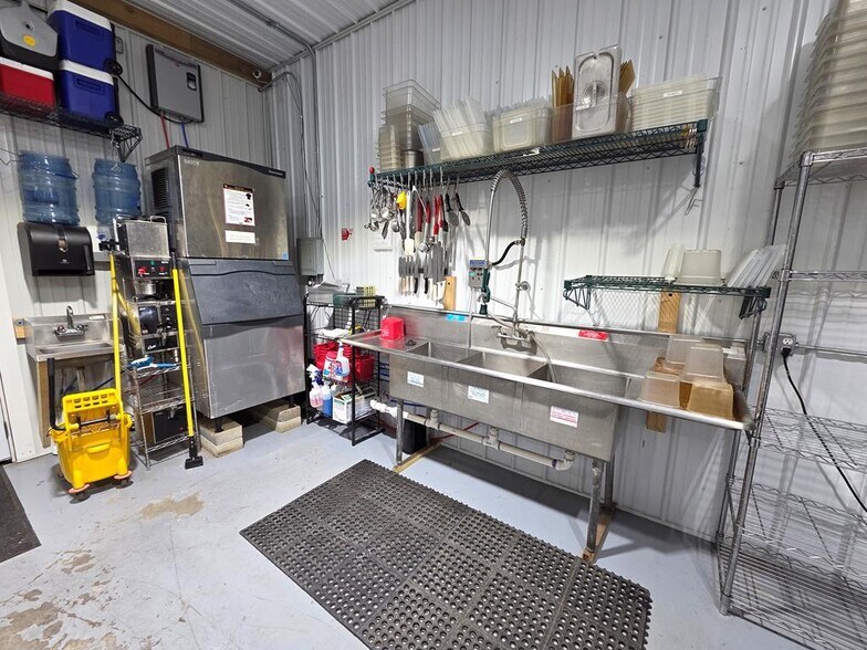 More Photos Of 241 Erie St, Waverly Flex For Sale